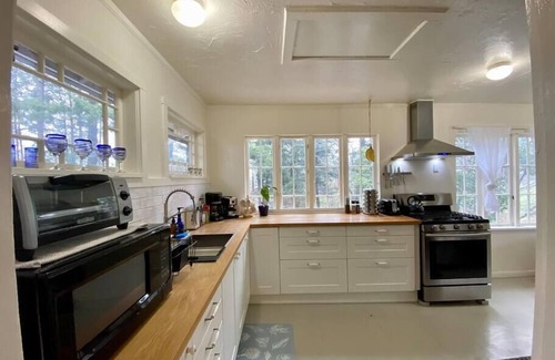 Eastsound Casa | HEART OF EASTSOUND - ENTIRE HOME (NEW LISTING)