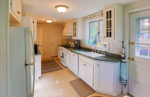 Lenox Casa | Corazón de Lenox Walk to Town Cozy Cottage!