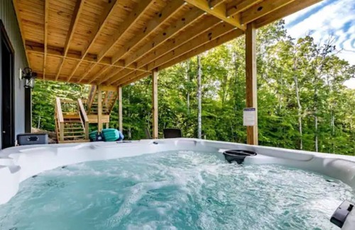Lindseyville Casa | *Heart of Nolin Lake*Hot Tub*Balcony*Lake Front*
