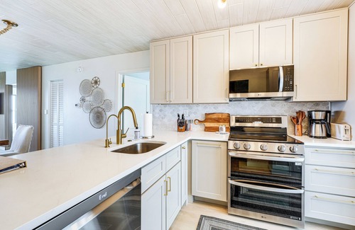Palma del Mar Condominio | Heated Pool Access: Bayfront Isla Del Sol Condo