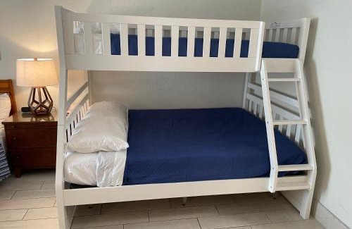 Trailer Estates Apartamento | Heated Pool, Bunk Beds, King Bed, Huge TV, Marina, Tiki Bar