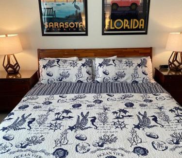 Trailer Estates Apartamento | Heated Pool, Bunk Beds, King Bed, Huge TV, Marina, Tiki Bar