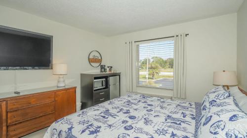 Trailer Estates Apartamento | Heated Pool, Bunk Beds, King Bed, Huge TV, Marina, Tiki Bar