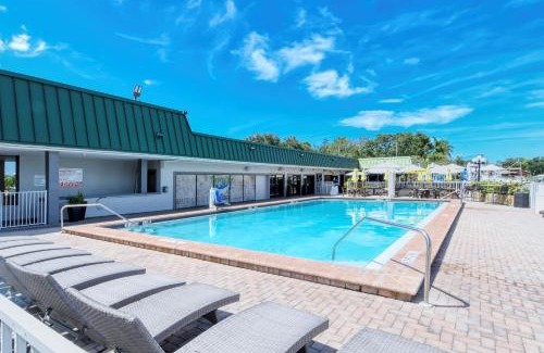 Trailer Estates Apartamento | Heated Pool, Bunk Beds, King Bed, Huge TV, Marina, Tiki Bar