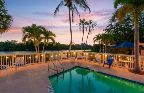 Siesta Key Casa | Heated Pool, Dock, on Lagoon, Turtle Beach 1 mile and Crescent Beach 2 miles, 1bdr