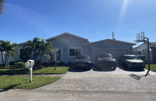 Cooper City Casa | Heated pool home w/ movie theater & pool table.Near hardrock casino and beaches.