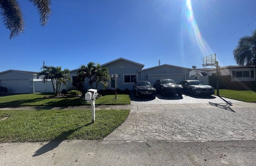 Cooper City Casa | Heated pool home w/ movie theater & pool table.Near hardrock casino and beaches.