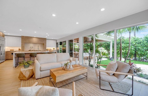 Poinsettia Heights Casa | Heated pool / Lush Tropical Surrounding / Castaway Key / RESlDENCES