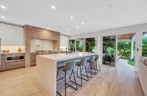 Poinsettia Heights Casa | Heated pool / Lush Tropical Surrounding / Castaway Key / RESlDENCES