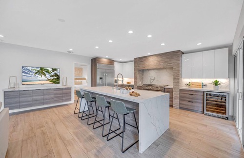 Poinsettia Heights Casa | Heated pool / Lush Tropical Surrounding / Castaway Key / RESlDENCES