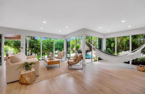 Poinsettia Heights Casa | Heated pool Lush Tropical Surrounding Castaway Key RESlDENCES