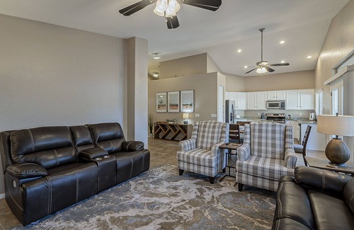 Gilbert Casa | ~Heated Pool/Spa, King bed, Amazing Backyard & Location! Hiking, Biking, Parks