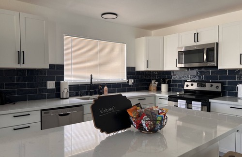 Paradise Casa | HEATED Pool, Spacious home 7 MIN to airport*