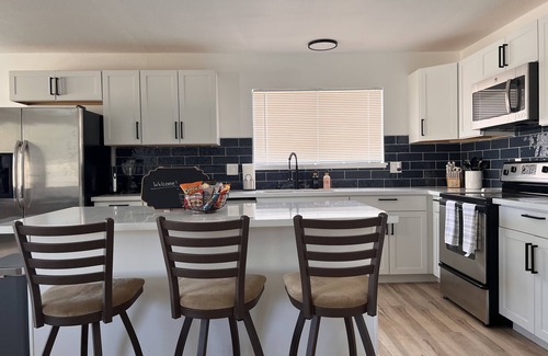 Paradise Casa | HEATED Pool, Spacious home 7 MIN to airport*