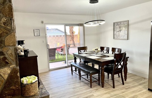 Paradise Casa | HEATED Pool, Spacious home 7 MIN to airport*