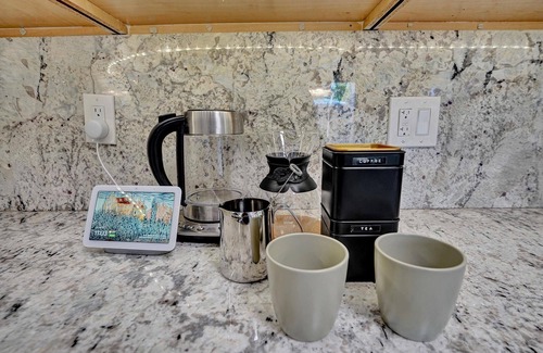 South Middle River Casa | Heated Salt-Water Pool 2 BR Oasis / Pets OK 5 min to Fort Lauderdale Beach