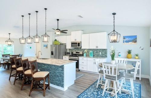 Vero Beach Casa | Heated Saltwater Pool & Hot Tub Tiki Bar Pet-Friendly Vero Beach Hideaway