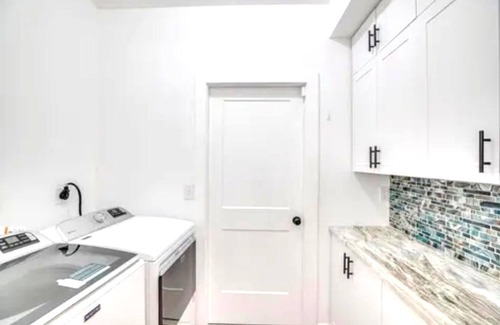 Vero Beach Casa | Heated Saltwater Pool & Hot Tub Tiki Bar Pet-Friendly Vero Beach Hideaway