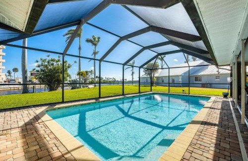 Caloosahatchee Casa | Heated Saltwater Pool, Sleeps 6 - Villa Shangri-La