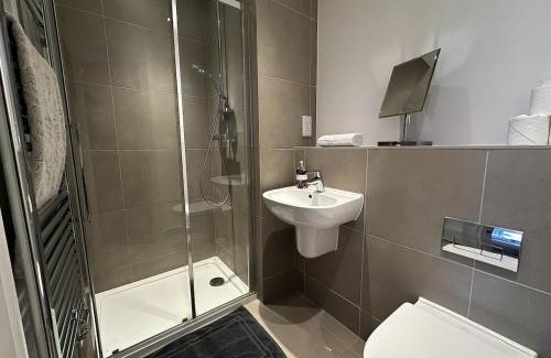 Stanwell Casa | Heathrow Home - Sleeps 6 - Free Parking
