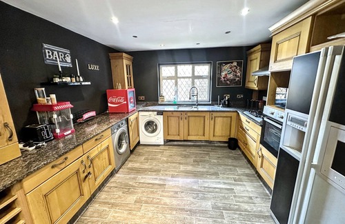 Colnbrook Casa | Heathrow House with Hot tub and Garden