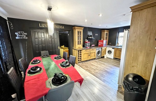 Colnbrook Casa | Heathrow House with Hot tub and Garden