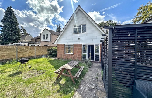 Colnbrook Casa | Heathrow House with Hot tub and Garden
