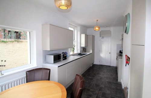 Heaton Casa | Heaton - 5 Large Beds - Period Property - Newly Refurbished