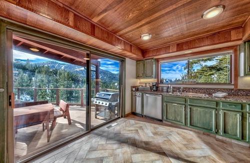 Tahoe Village Casa | ¡Heavenly Ski Lodge con vista al lago - a solo 1 minuto del telesilla!