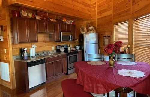 Sevierville Cabina | Heavenly View 2 Bedroom Cabin by RedAwning