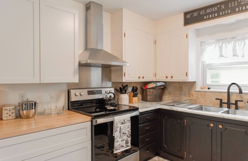 Heber Casa | Heber base camp, sleeps 7, fire pit, pets ok, AC