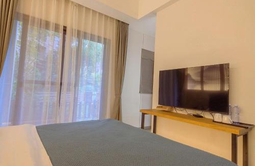 Emeishan Casa | Heinemann Hotel courtyard or terrace king room B106 with a jacuzzi and a local