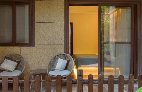 Emeishan Casa | Heinemann Hotel courtyard or terrace king room B106 with a jacuzzi and a local
