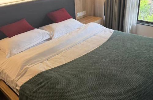 Emeishan Casa | Heinemann Hotel Sunny King Room without Bathtub A308 with a jacuzzi and a local