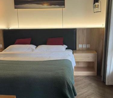 Emeishan Casa | Heinemann Hotel Sunny King Room without Bathtub A308 with a jacuzzi and a local