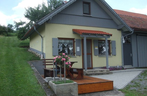 Stadtlauringen Apartamento | Luminoso apartamento (60m²) con terraza y amplio jardín.