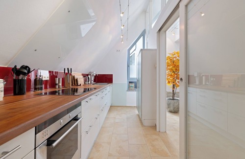 Erding Apartamento | HELLOFLATS: Luxury Penthouse / Balcony / Parking / Center / Therme / MUC Airport