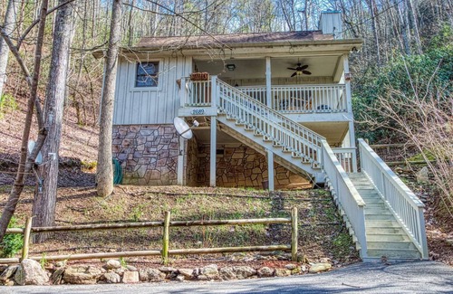 Gatlinburg - Pigeon Forge Cabaña | Excelente ubicación, acceso a la piscina, entradas GRATUITAS para atracciones en el área.
