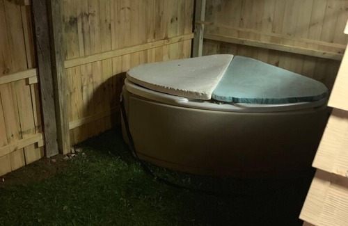 Republic Casa | HEMLOCK HOUSE en Republic-- Bañera de hidromasaje, WiFi (Premium), TV vía satélite (Premium), Se admiten mascotas