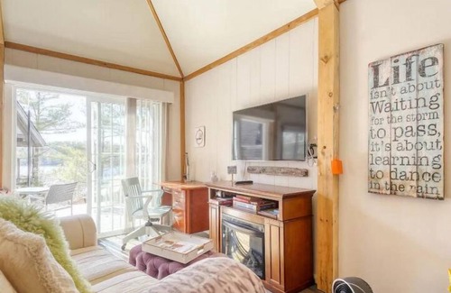 Seguin Cabina | Hemlock Waterfront Hideaway|Pets,BBQ,Firepit,Dock