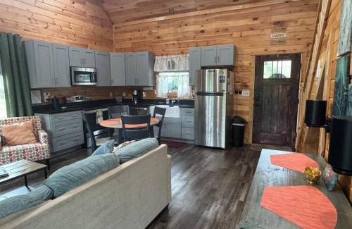 Rogers Casa | Hemlocks Over Muir in Rogers KY - Hot Tub & WiFi