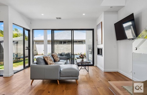 Henley Beach South Casa | Henley Beachside Getaway with pool and only 300m from the shorelines.