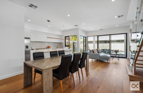 Henley Beach South Casa | Henley Beachside Getaway with pool and only 300m from the shorelines.