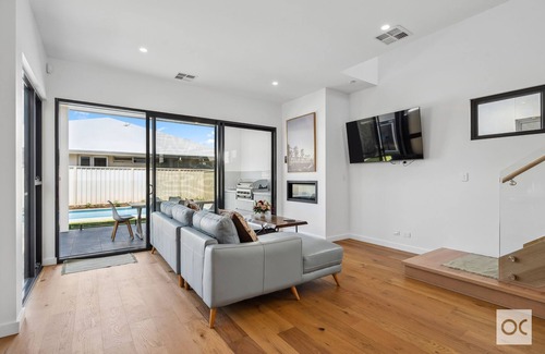 Henley Beach South Casa | Henley Beachside Getaway with pool and only 300m from the shorelines.