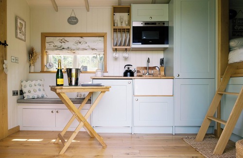 Redmile Cabina | Herbie's Shepherd's Hut - Sleeps 2 & Hot Tub