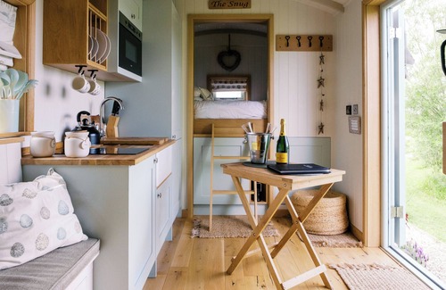 Redmile Cabina | Herbie's Shepherd's Hut - Sleeps 2 & Hot Tub