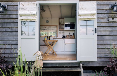 Redmile Cabina | Herbie's Shepherd's Hut - Sleeps 2 & Hot Tub