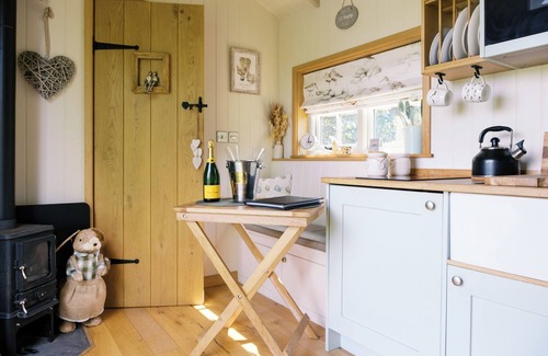 Redmile Cabina | Herbie's Shepherd's Hut - Sleeps 2 & Hot Tub
