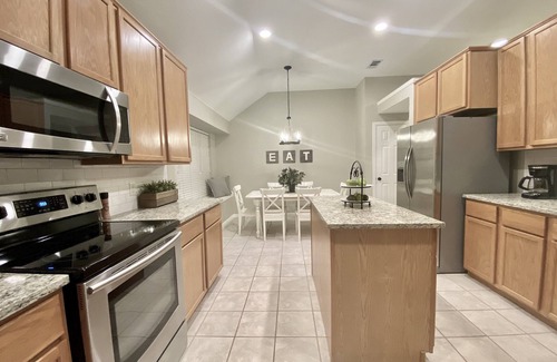 Keller Casa | Heritage Home: Four Bedroom Family Friendly