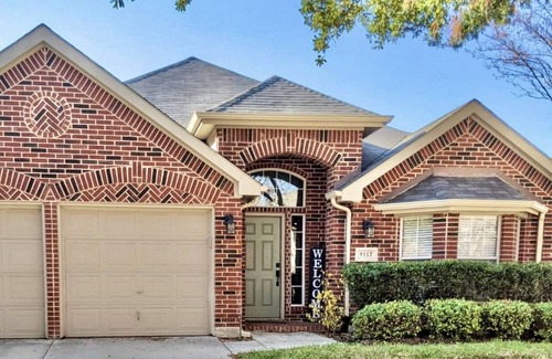 Keller Casa | Heritage Home: Four Bedroom Family Friendly